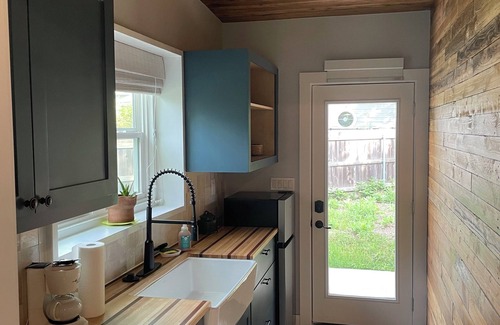 Rio Robles Apartment | Charming studio in marvelous Austin with WiFi, TV, pickleball and lake access