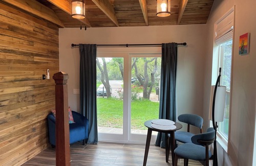 Rio Robles Apartment | Charming studio in marvelous Austin with WiFi, TV, pickleball and lake access