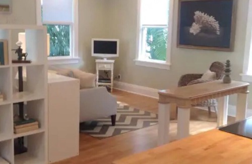 Palma Ceia Apartment | Charming studio in So Tampa Near Bayshore/Downtown with Wifi & AC