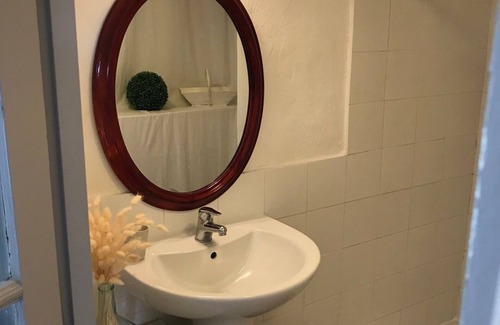 Rognes Apartment | Charming studio in the heart of a Provencal vineyard!