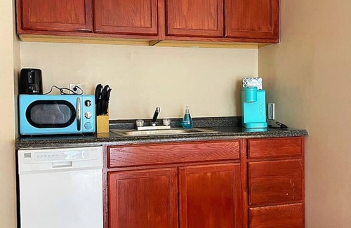 Jeannette Apartment | Charming Studio Jeannette Sleeps 3 Queen Bed