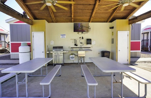 Lake Jackson Apartment | Charming Studio near Surfside, washer/dryer, game room, gym, grills, onsite bar
