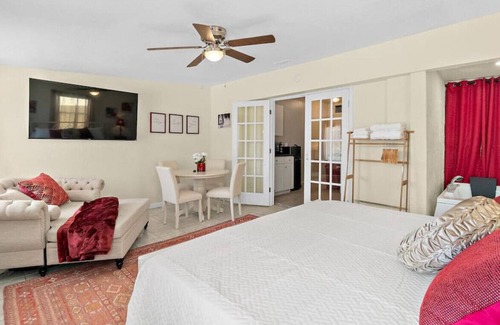 South Patrick Shores Apartment | Charming Studio - Two Person Jet Tub - Walk to the Beach