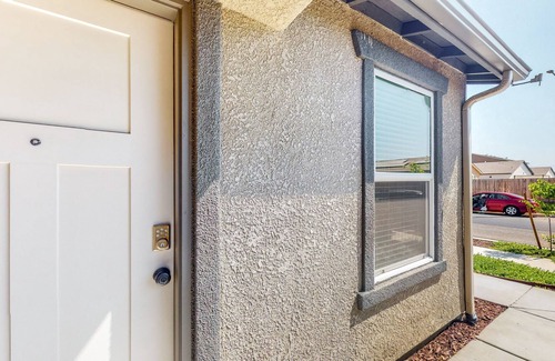 Visalia House | Charming studio with kitchenette near Lake