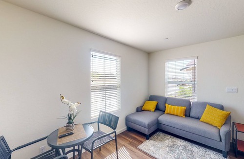Visalia House | Charming studio with kitchenette near Lake