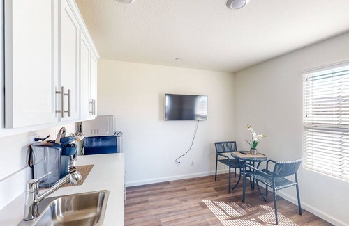 Visalia House | Charming studio with kitchenette near Lake