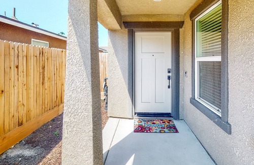 Visalia House | Charming studio with kitchenette near Lake