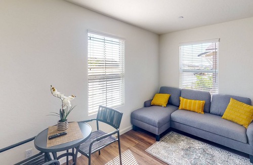Visalia House | Charming studio with kitchenette near Lake