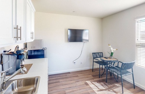 Visalia House | Charming studio with kitchenette near Lake