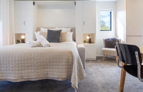 Christchurch City Centre Apartment | Charming Studio with desk space near South City Mall