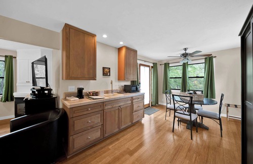 O'Brien Bed & Breakfast | Charming studio with private balcony and jet tub!