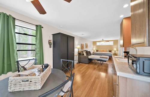 O'Brien Bed & Breakfast | Charming studio with private balcony and jet tub!