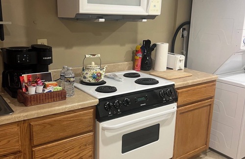 Fairlea Apartment | Charming studio with WiFi/hotub/pool in fabulous Lewisburg