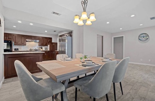Allen House | Charming Stylish 4-bedroom house with in serene Allen