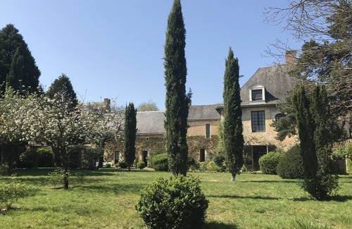 Durtal Bed & Breakfast | Charming suite, sleeps 4, in a quiet garden in Anjou