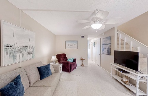 Ormond Beach Condo | Charming sunlit beach condo with pool, patio, W/D, AC, and wonderful ocean views