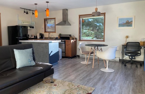 Juneau House | Charming Sunny Cottage, minutes from airport/ferry - self check in
