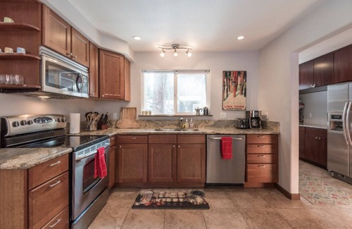Tahoe Island Cabin | Charming Tahoe Vacation Home 2br/2ba