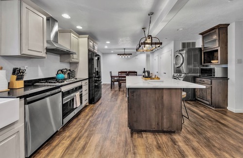 Al Tahoe House | Charming Tahoe Retreat - Hot Tub & Walk to Lake!
