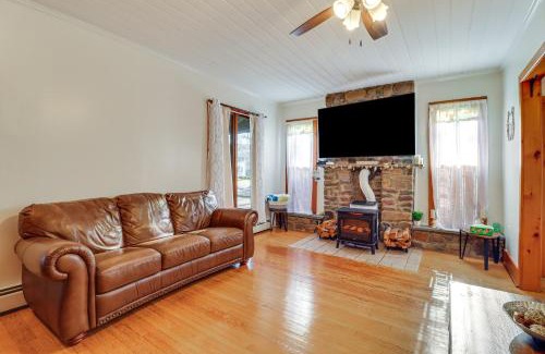 Tannersville House | Charming Tannersville Home with Fire Pit and Deck!
