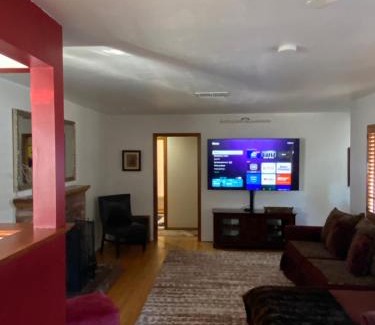 Tarzana House | Charming Tarzana Retreat - Cozy 3 Bedroom Home
