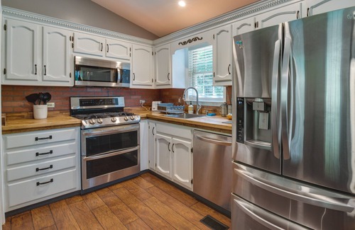 Temple House | Charming Temple Home: Sunroom & Private Backyard!