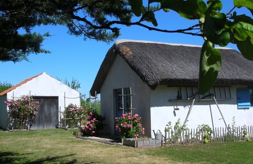 Le Perrier Cottage | Charming thatched cottage rental in the heart of the Vendée Breton marshlands near the beaches