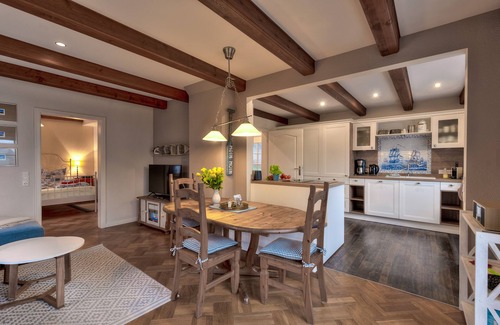 Dagebuell House | Charming Thatched Cottage - lovingly restored - idyllic Warftlage