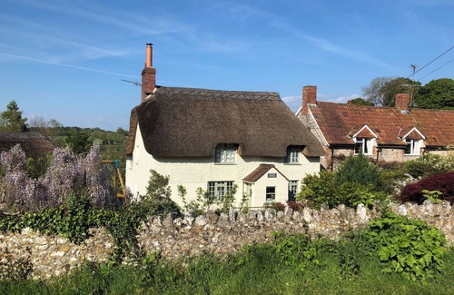 Chard Cottage | Charming thatched cottage in quiet Dorset countryside