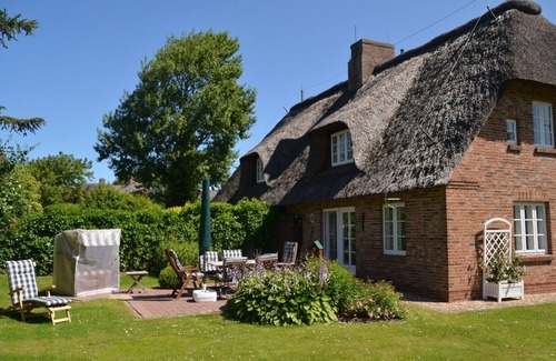 Suderende House | Charming thatched house with large garden in the village center of Süderende