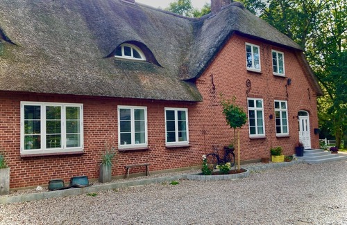 Weesby Apartment | Charming thatched house between the North Sea & Baltic Sea - stylish apartment in a cultural monument