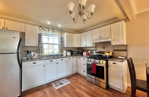 Thomas Cottage | Charming Thomas cottage for 2 with large carport