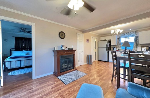 Thomas Cottage | Charming Thomas cottage for 2 with large carport