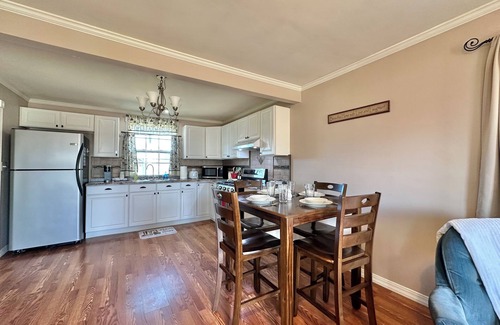 Thomas Cottage | Charming Thomas cottage for 2 with large carport