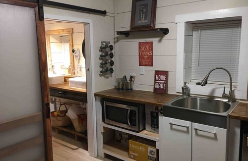 Medina House | Charming Tiny Home & Hot Tub, Medina
