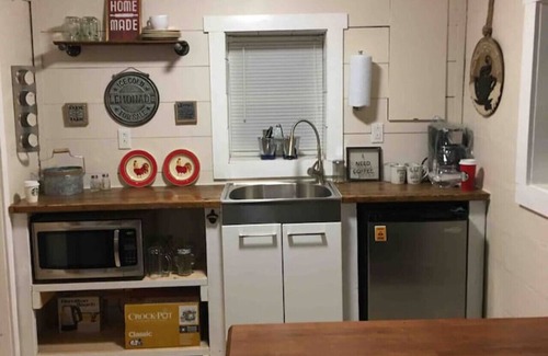 Medina House | Charming Tiny Home & Hot Tub, Medina