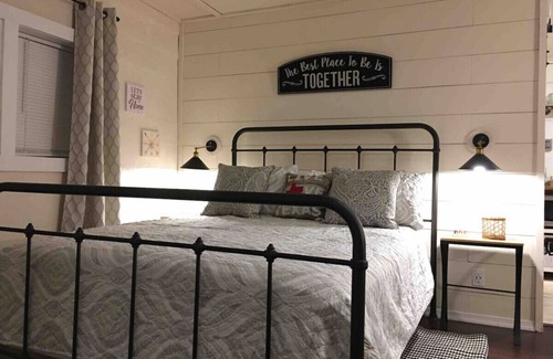 Medina House | Charming Tiny Home & Hot Tub, Medina