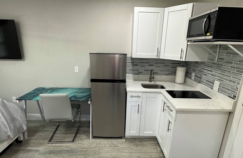 Town N County Park Apartment | Charming Tiny House-studio with WiFi and AC close to Tampa International Airport
