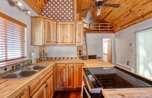 Saddlestring Cabin | Charming Tiny House Suite Retreat,loft & wildlife!