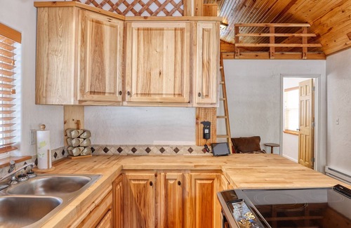 Saddlestring Cabin | Charming Tiny House Suite Retreat,loft & wildlife!