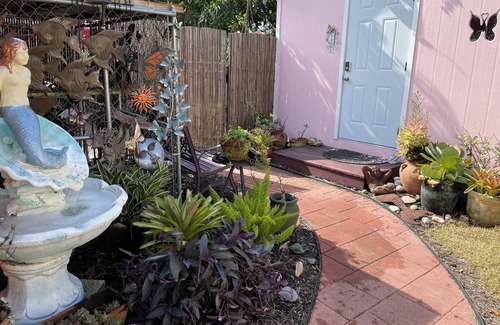 Sarasota Springs Cottage | Charming tiny house with AC and WiFi in delightful Sarasota.Private and quiet.
