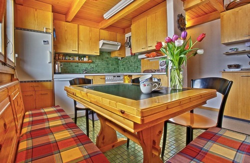 Murren Apartment | Charming top floor flat in picturesque car free village