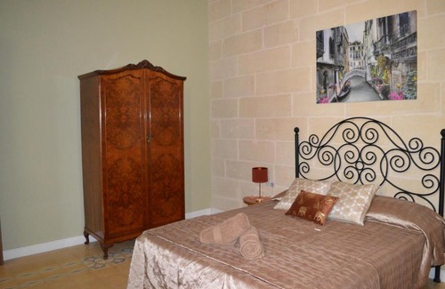 Paola Apartment | Charming Town House Suite - Close to Airport