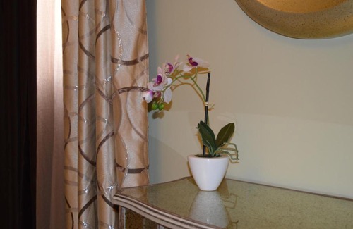 Paola Apartment | Charming Town House Suite - Close to Airport