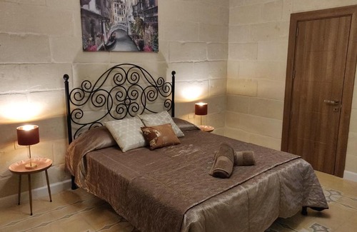 Paola Apartment | Charming Town House Suite - Close to Airport