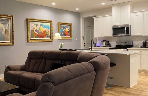 College Station House | Charming townhome. 3-bdrm, 2.5 bath with pool. 10 minutes to Kyle Field.