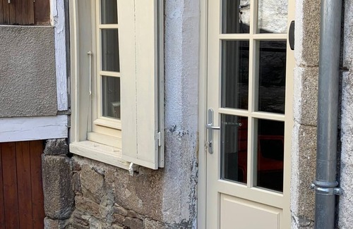 Chaudes-Aigues House | Charming townhouse with home cinema and whirlpool bath