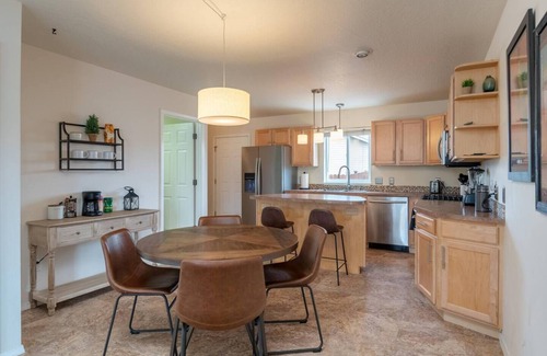 River Road House | Charming Townhouse in the River Road Neighborhood - Pet friendly - Close to Downtown
