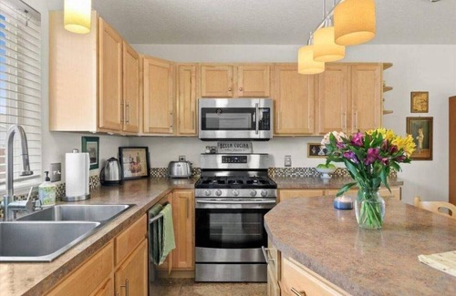 River Road House | Charming Townhouse in the River Road Neighborhood - Pet friendly - Close to Downtown