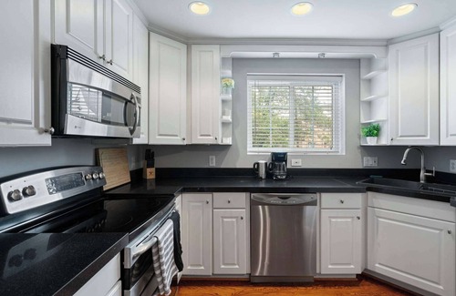 Potomac West House | Charming Townhouse Retreat by CozySuites